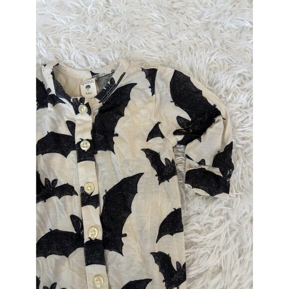 Kate Quinn sz. 3/6 mo one pc. bat themed romper. Soft, adorable, grt. shape - Picture 3 of 7